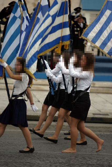 Η ξυπόλητη σημαιοφόρος που έκανε το γύρο του Διαδικτύου